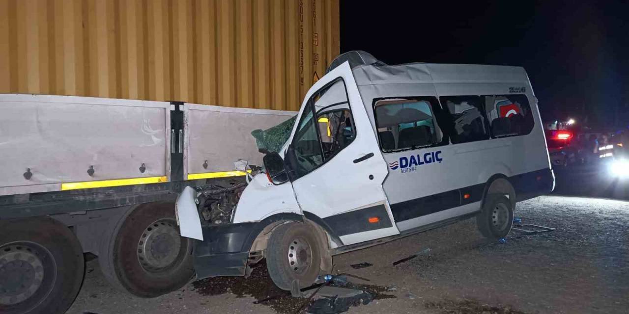 İşçi Servisi Tıra Ok Gibi Saplandı: 1 Ölü, 6 Yaralı