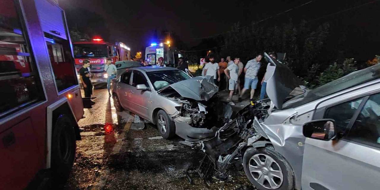 Sakarya’da Otomobil İle Hafif Ticari Araç Kafa Kafaya Çarpıştı: 5 Yaralı