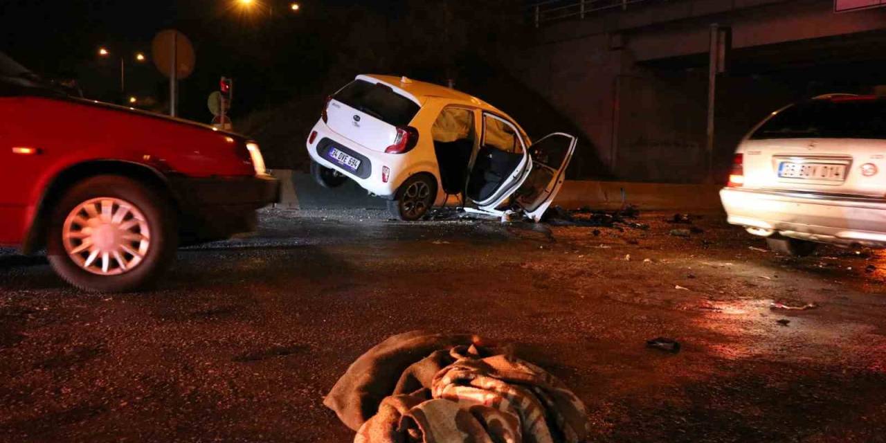 Kaza Yapan Araç Alev Alev Yandı: Araçta Sıkışan 2 Kişi Vatandaşlar Tarafından Kurtarıldı