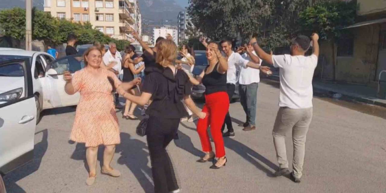 Araçları Durdurup, Davul Zurna Eşliğinde Çiftetelli Oynadılar