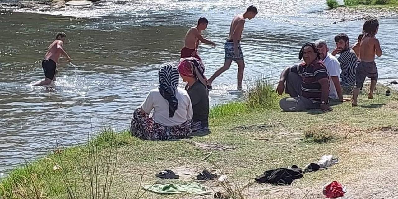 Sıcaktan Bunalan Köy Sakinlerine Plaj Yaptırdı