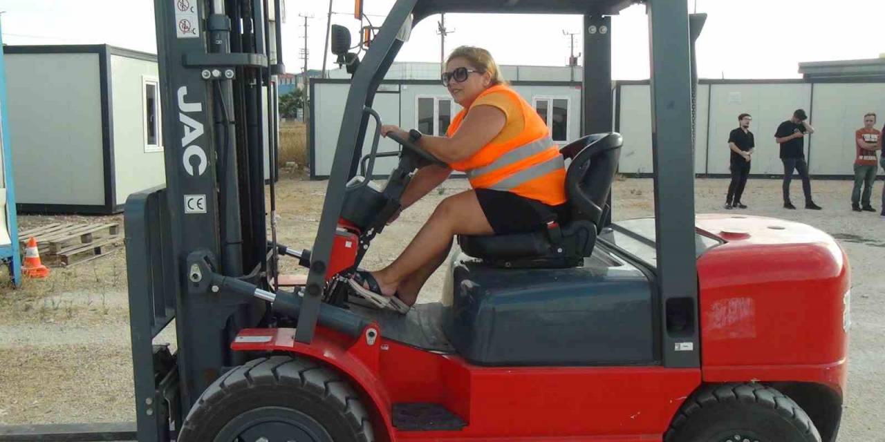 Bu Kadınlar Forklift Operatörü