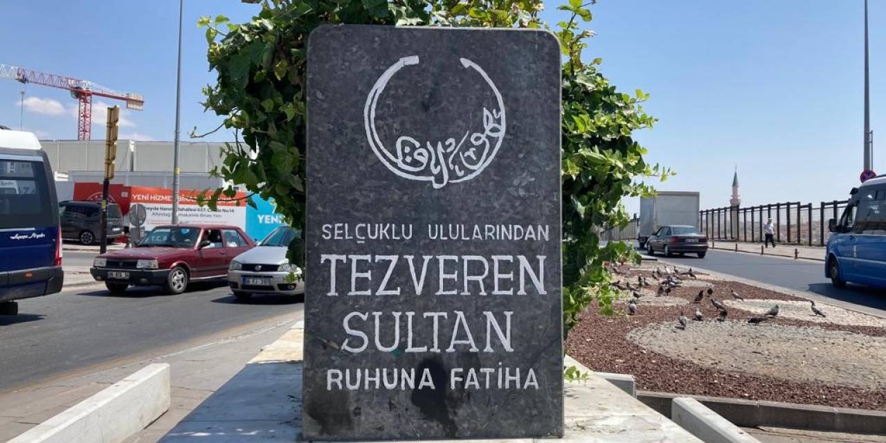 Ankara Yollarındaki Türbeler Görenleri Hayrete Düşürüyor