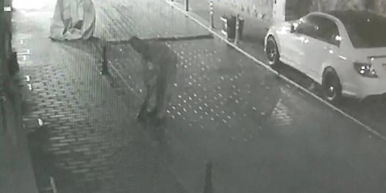 Beyoğlu’nda İlginç Hırsızlık Kamerada: Kaldırımdaki Lobutları Çaldı