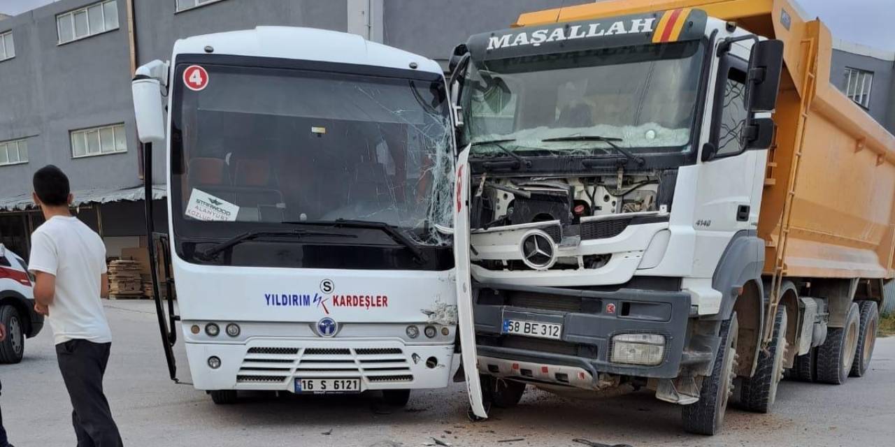 Kamyon İle Minibüs Çarpıştı: 1 Yaralı