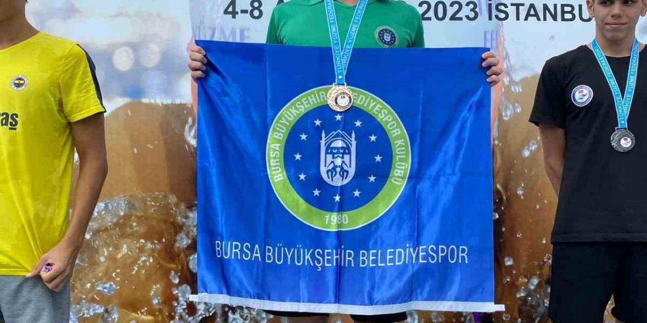 Bursa Büyükşehir Belediyesporlu Yüzücü Özgür Yonca Madalyaları Topladı