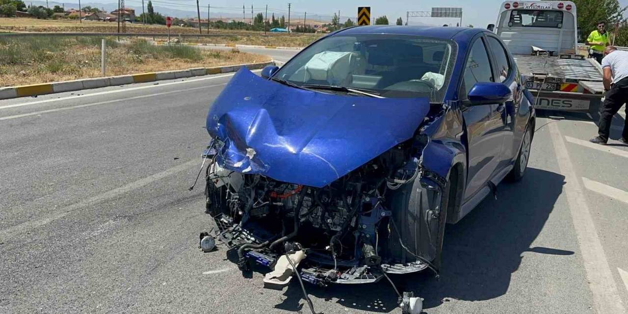 Çarpışan Otomobillerden Birisinin Tekerleği Koptu, 2 Çocuk Yaralandı