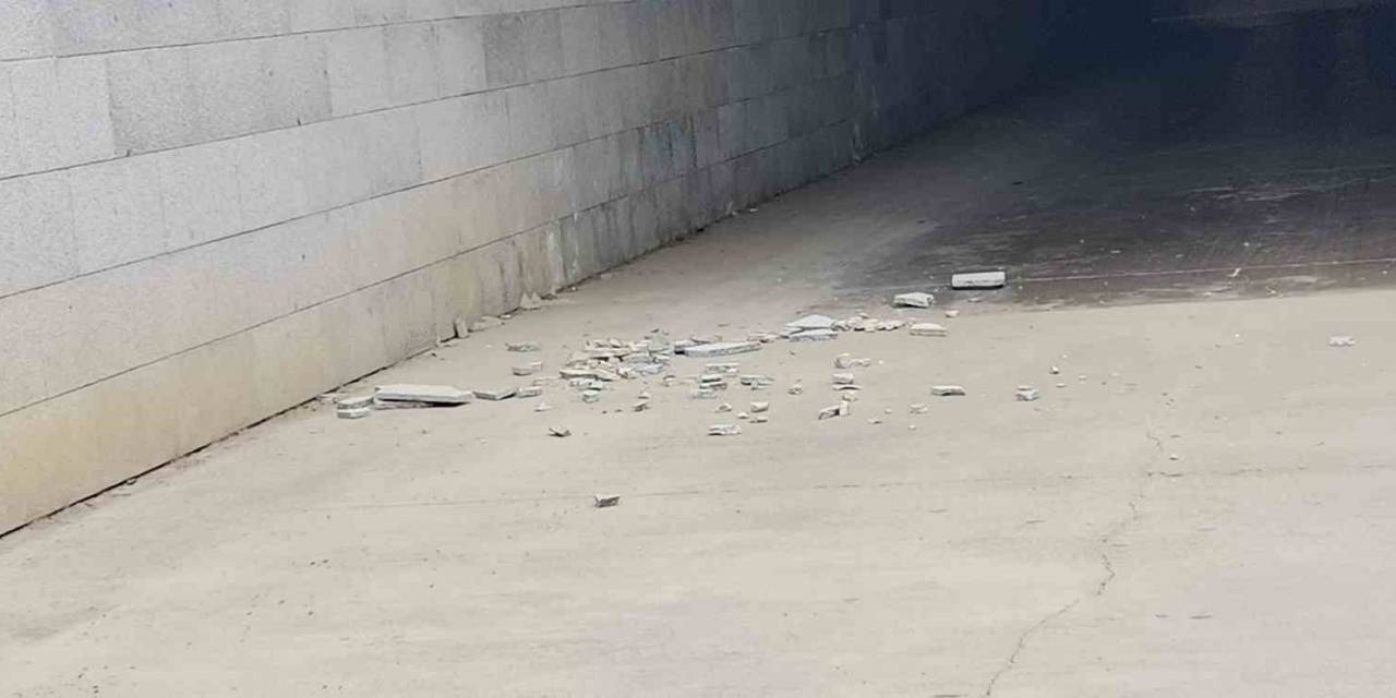 Açılalı 1 Yıl Oldu Dökülmeye Başladı