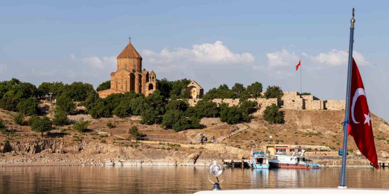 Hilton’dan Van Gölü Maviliklerinde Tekne Turu