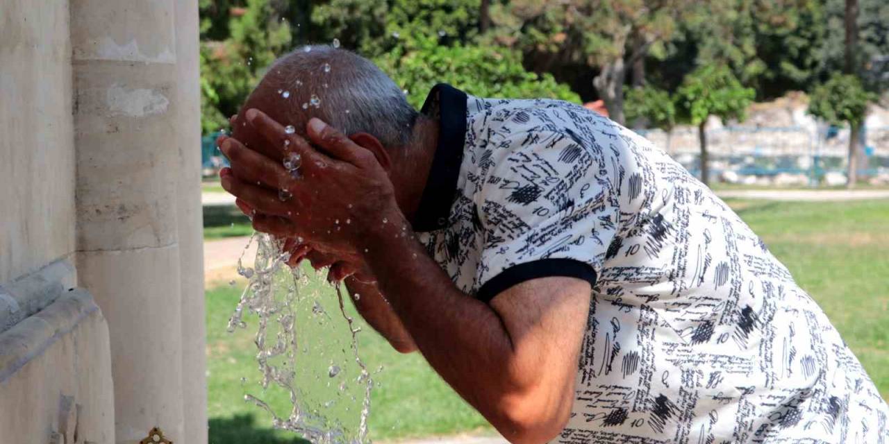 Çocuklar Süs Havuzuna, Vatandaşlar Çeşmelere Akın Etti, Fırıncılar Sıcaktan Kavruldu