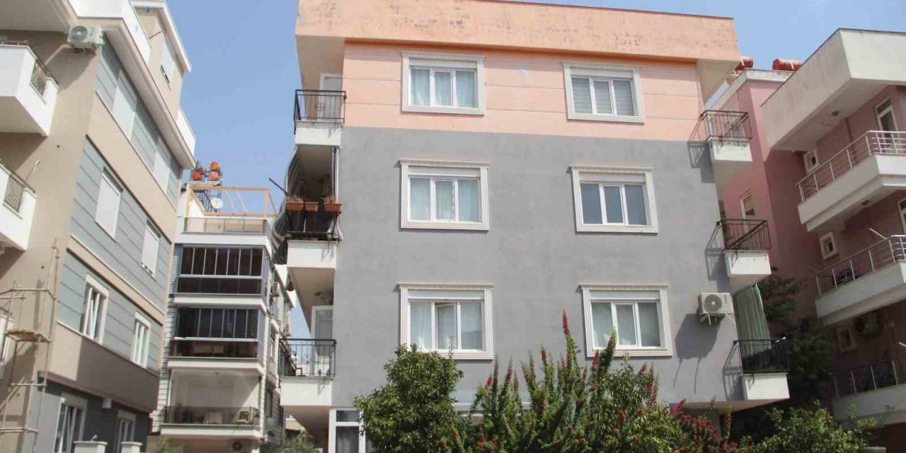 Kapıya Fırlatıp Kırdıkları Çiğ Yumurtalarla Dairenin Önünü Çöplüğe Çevirdiler