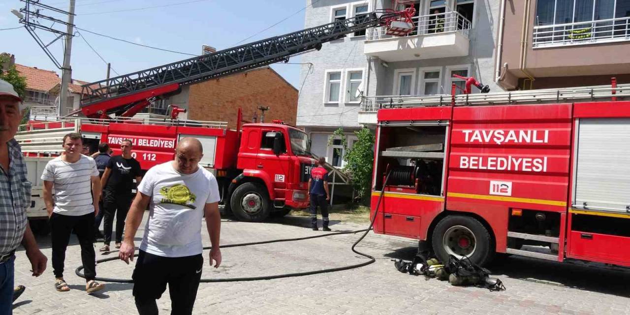 Tavşanlı’da 3 Katlı Evde Yangın