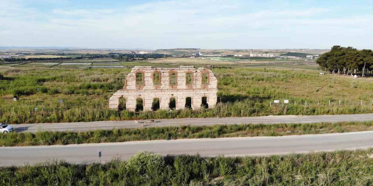 Edirne’de Tarihi Asker Hastanesi’nin Duvarı Yıllardır Leyleklere Yuva Oluyor
