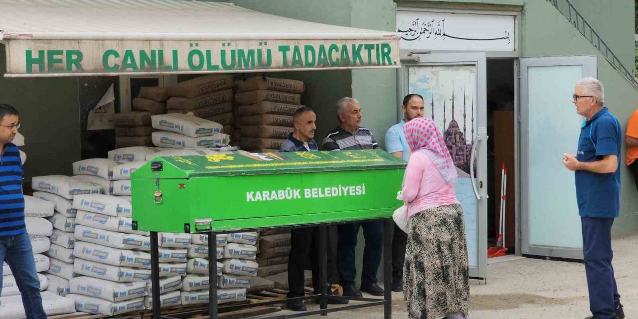 Denize Kaçan Terliğini Kurtarmak İçin Can Verdi