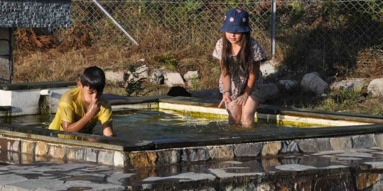 Sıcaktan Bunalan Çocuklar Doğal Mineralli Olukta Serinledi