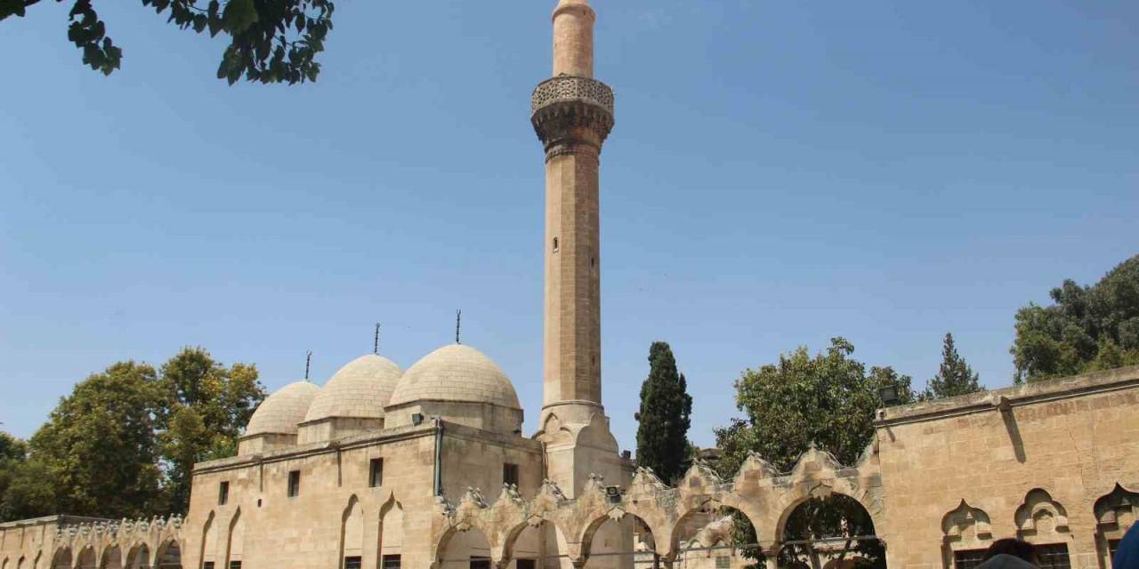 Depremde Hasar Gören Dergah Ve Rızvaniye Camilerinin Minareleri Restore Edildi