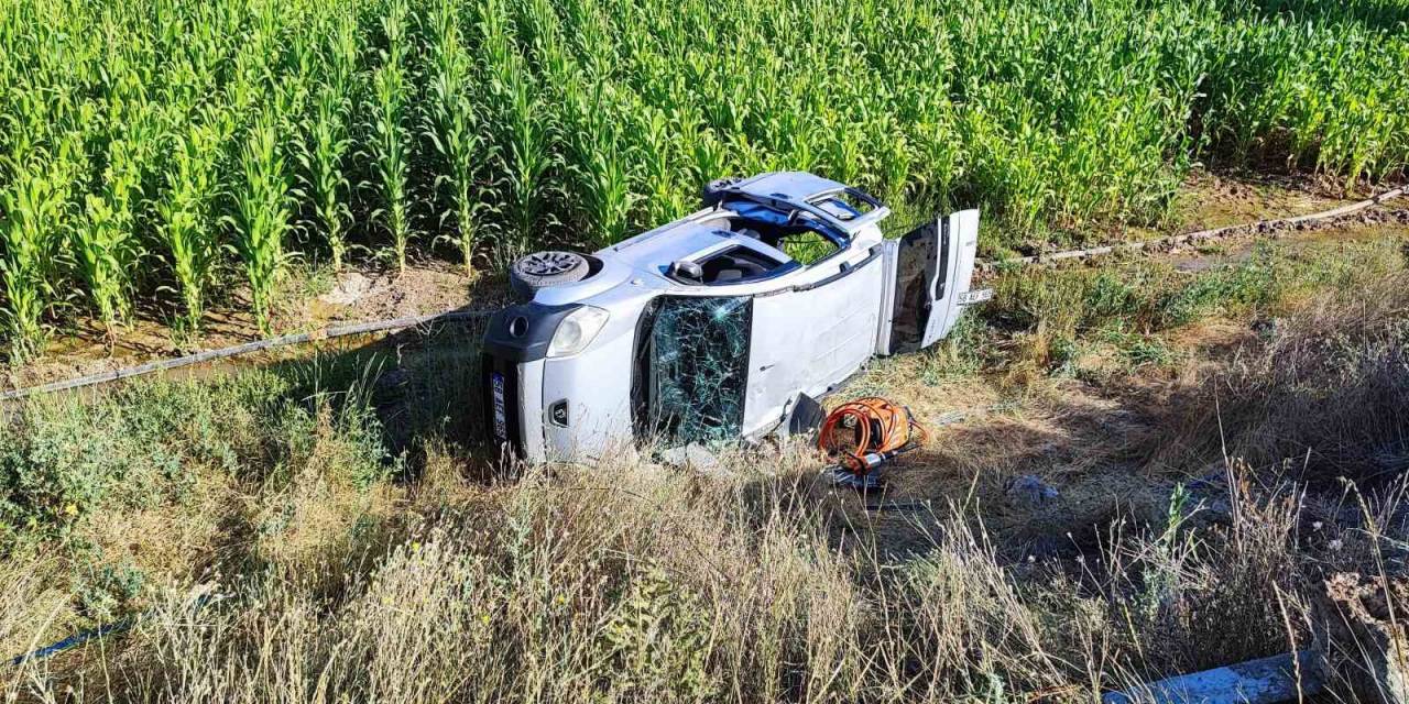Mısır Tarlasına Uçan Otomobildeki 2 Kişi Yaralandı