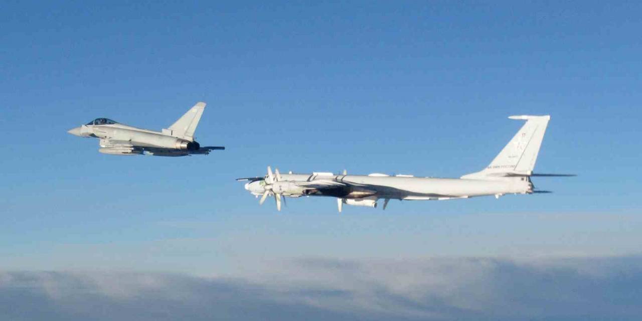 İngiliz Savaş Uçaklarından Rus Bombardıman Uçaklarına Önleme