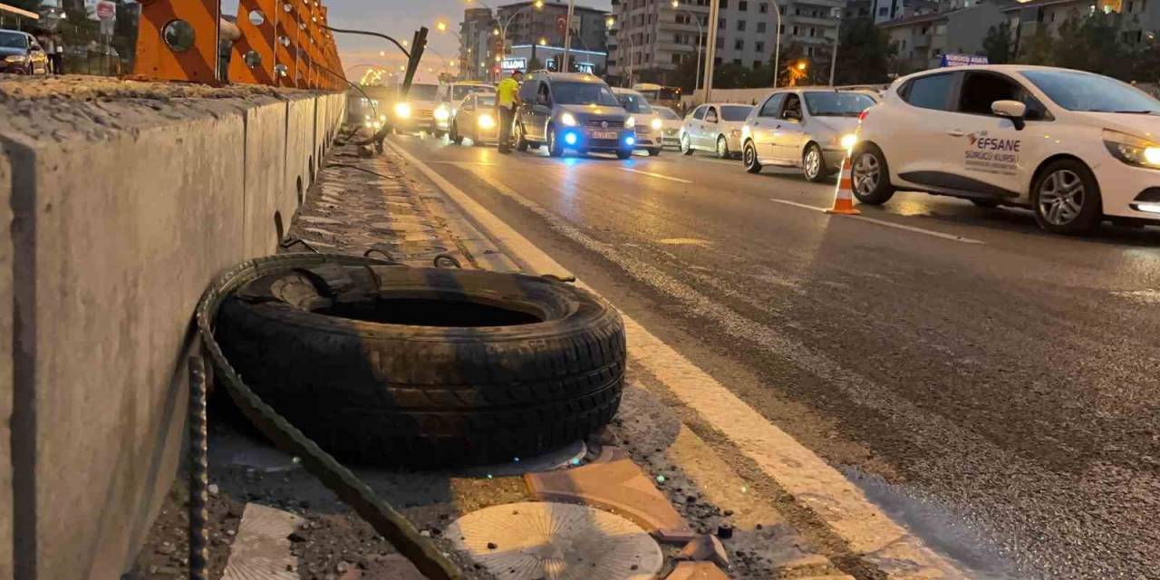 Hızını Alamayan Araç Refüje Çarptı: 3 Yaralı