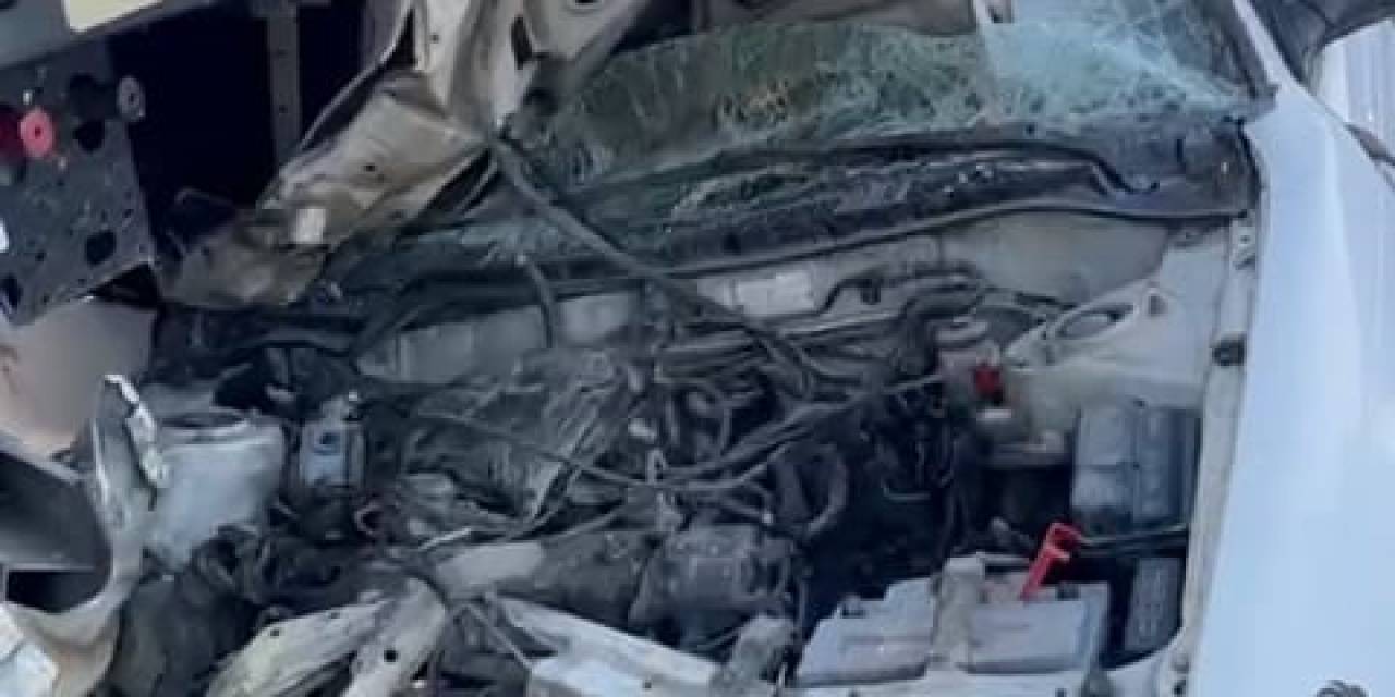 Otomobil Çarptığı Tırın Dorsesine Ok Gibi Saplandı: 5 Yaralı