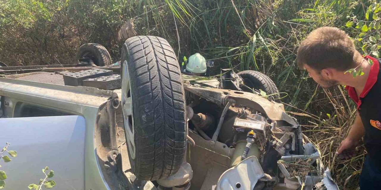 Kazada Otomobilde Sıkışan Yaralıları İtfaiye Erleri Sakinleştirdi