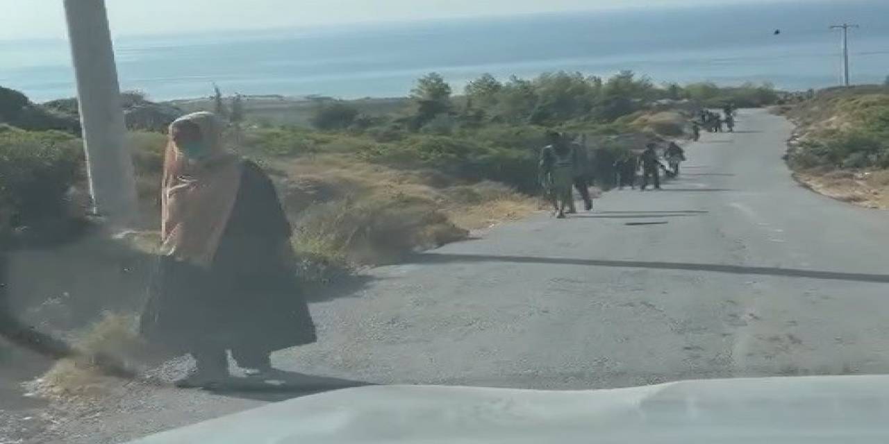 Botları Batan Göçmenler Yüzerek Kurtuldu