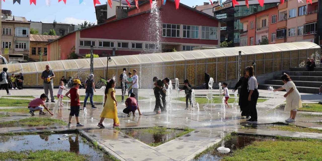 Bayburt’ta Kavurucu Sıcaklarda Çocuklar Fıskiyelerle Serinledi