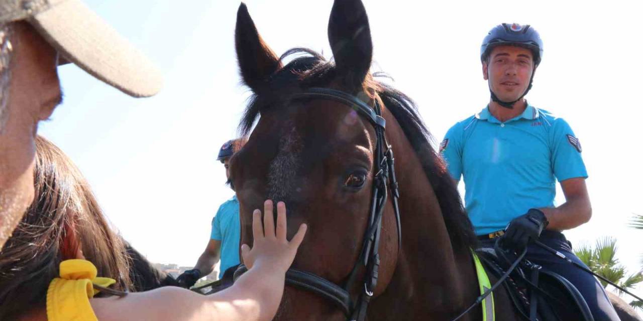Atlı Jandarma Timi Huzur Ve Güveni Sağlıyor