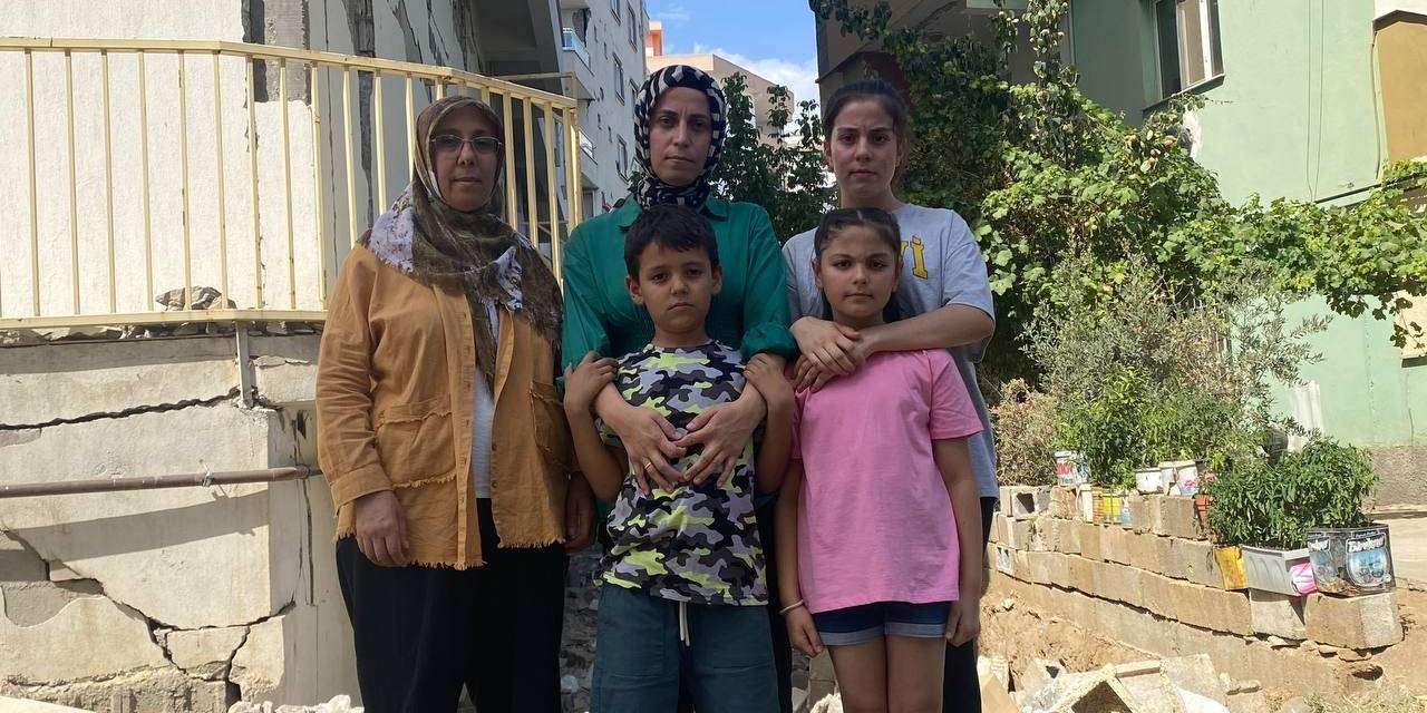 Depremde Hasar Alan Bina Korkutuyor