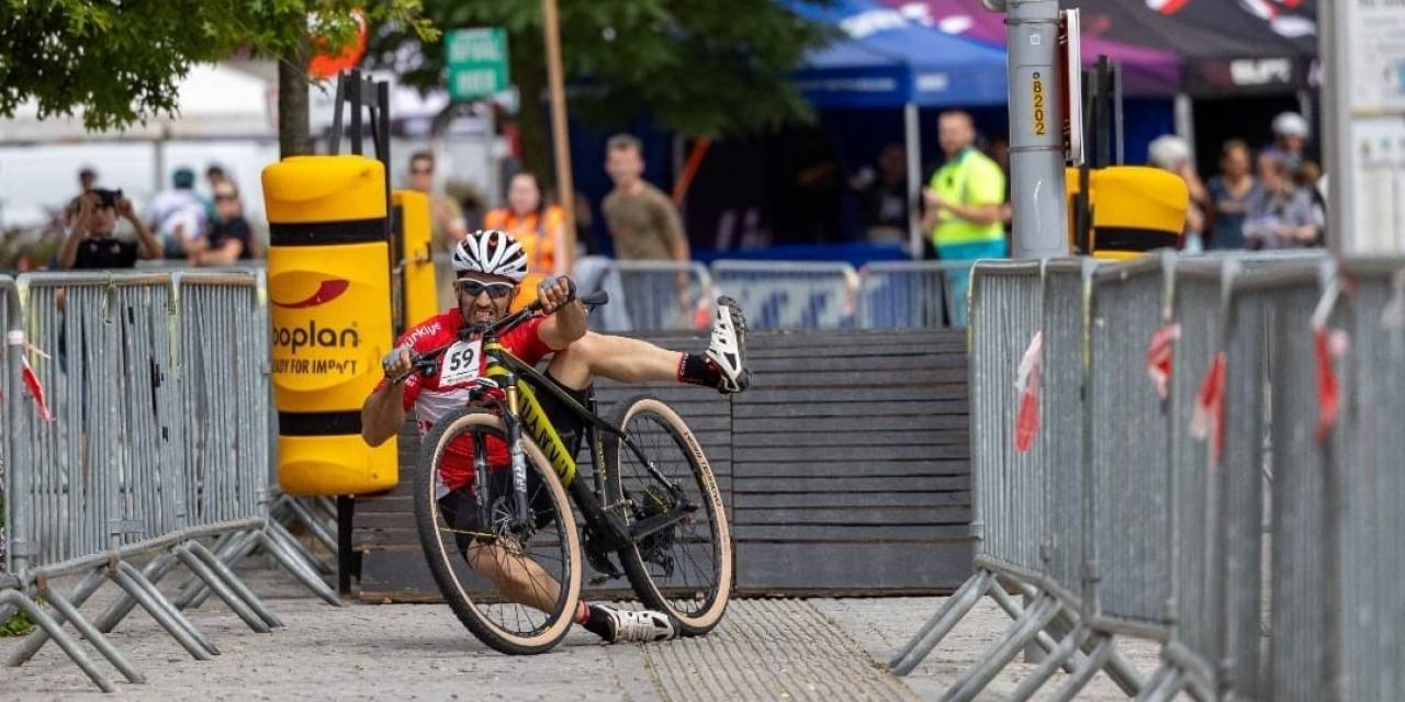 Eskişehirli Sporcu Belçika’da Kaza Sonucu Kırık Bisikletini Bantlayarak Yarışı Orta Sırada Bitirdi