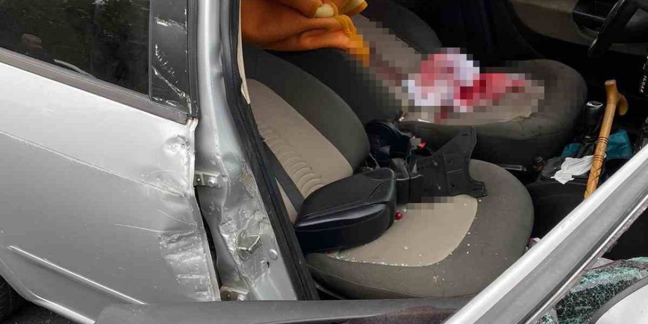 Kontrolden Çıkan Otomobil Önce Bariyerlere Sonra Tıra Çarptı: 2 Yaralı