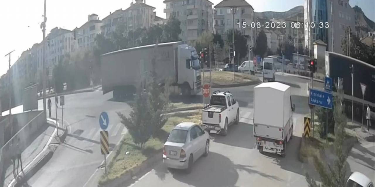 Otomobil İle Hafif Ticari Aracın Çarpıştığı Kaza Anı Kamerada