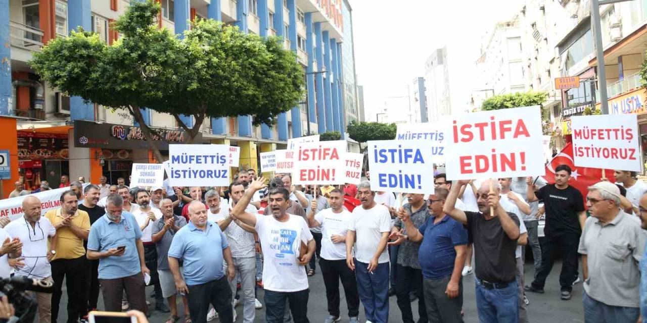 Mersin’de Çarşı Esnafı Dükkanlarının Yıkılmaması İçin Yolu Trafiğe Kapattı