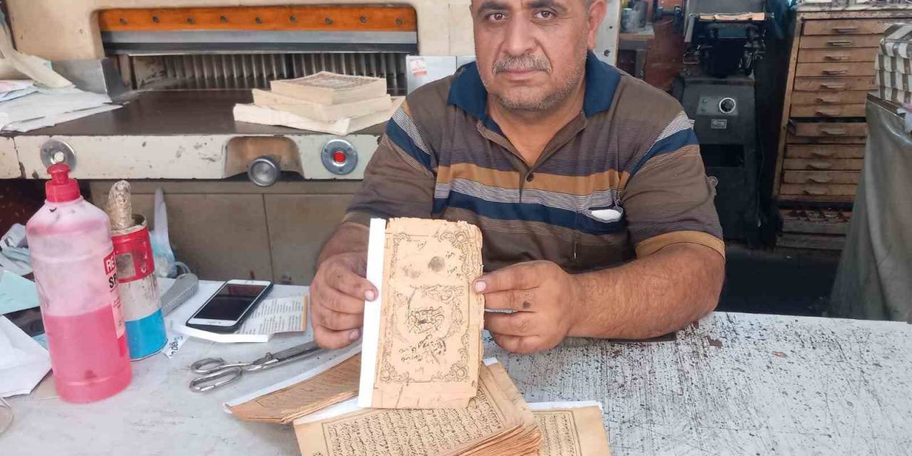 Yıpranmış Kur’an-ı Kerim’leri Aşkla Onarıyor