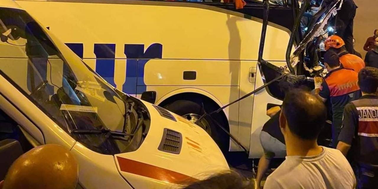 Yolcu Otobüsü Kamyona Arkadan Çarptı, 4 Kişi Hastanelik Oldu