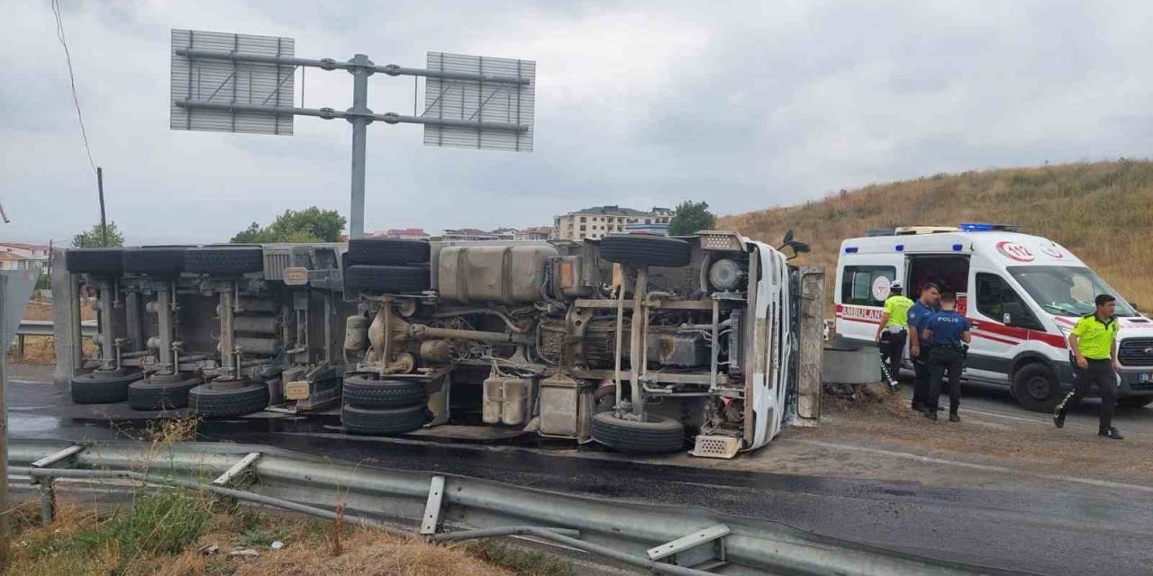 Tekirdağ’da Mıcır Yüklü Tır Devrildi: 1 Yaralı