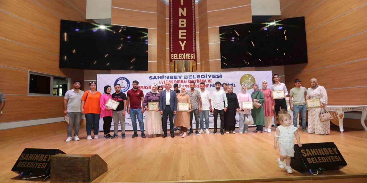 Evlilik Okulu´nda Eğitim Gören 312 Çift Sertifikasını Aldı