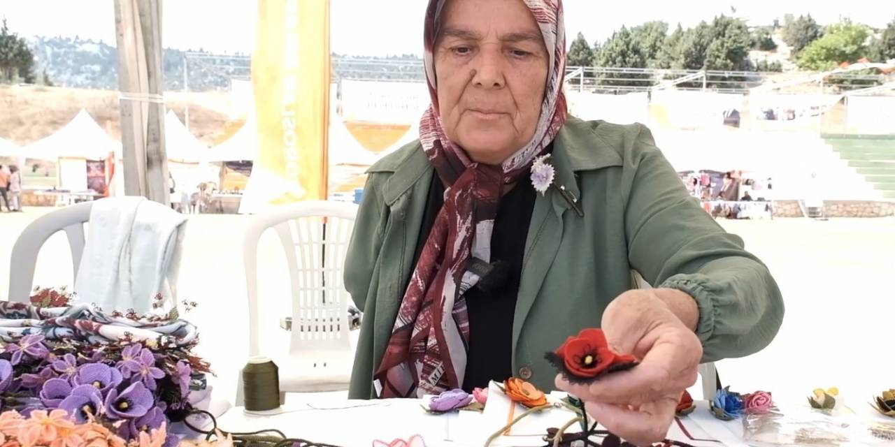 Tek Eliyle İğne Oyası Yaparak Geçimini Sağlıyor