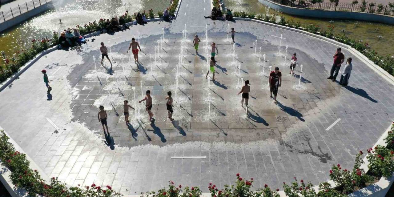 Çocuklar Islanma Havuzuna Akın Etti