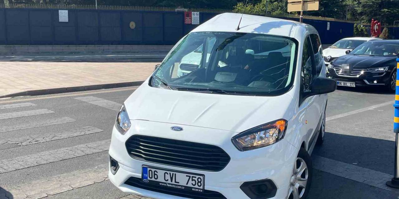 Başkent’te Kırmızı Işıkta Geçen Belediye Otobüsü Otomobile Çarptı