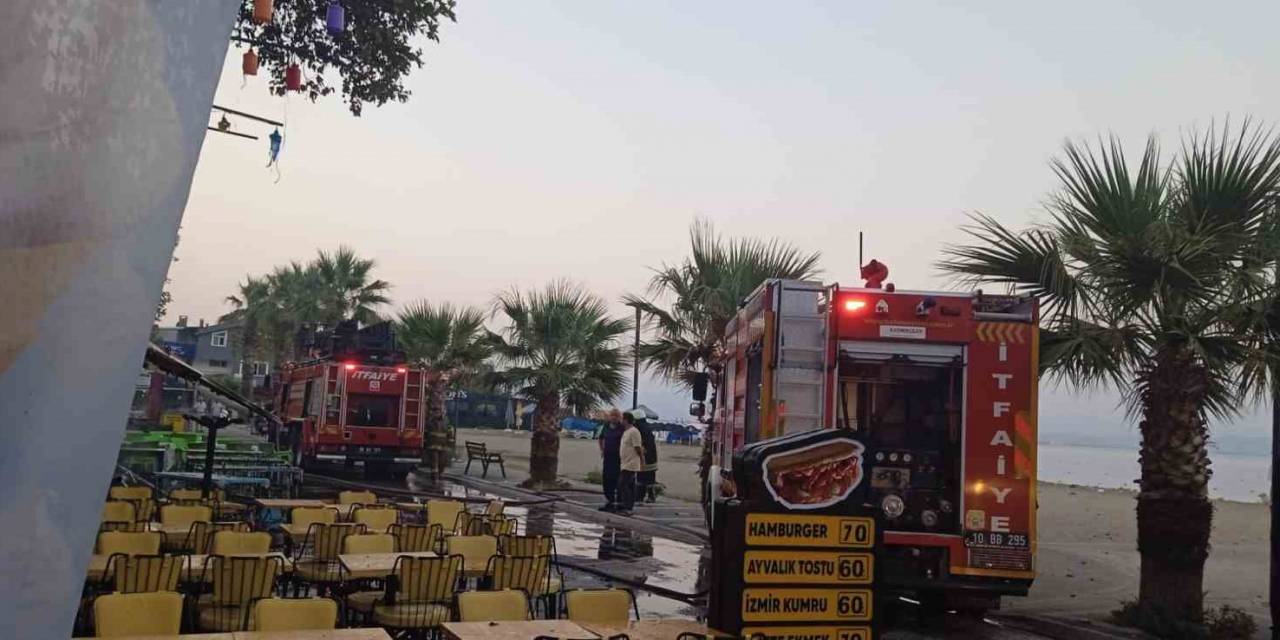 Balıkesir Akçay Kordonda Çıkan Yangında 3 İş Yeri Yandı