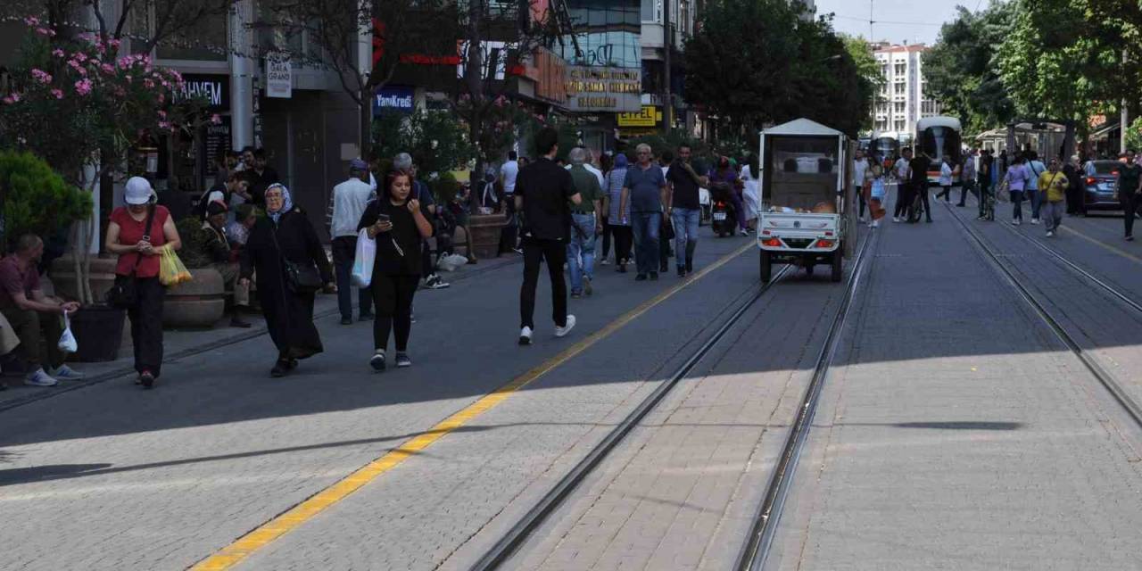 Güneşli Alanlardan Kaçınan Vatandaşlar Gölgelerde Kalabalık Oluşturdu
