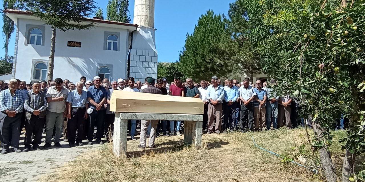 Keneden Vefat Eden Kişi Defnedildi