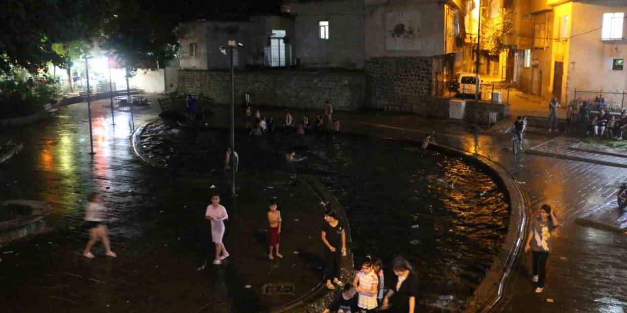 Karanlığı Aldırış Etmeyen Çocuklar Anzele Suyunda Serinliyor