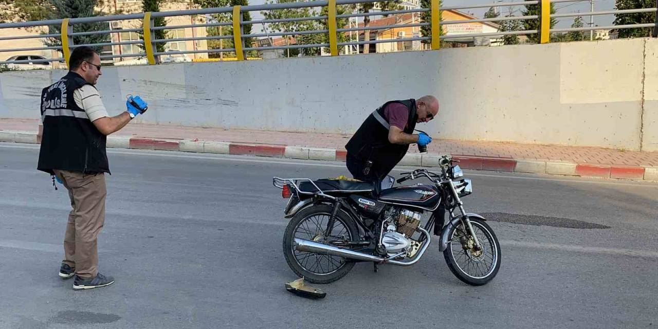Motosiklet Alt Geçit Çıkışında Aydınlatma Direğine Çarptı: 1 Ölü, 1 Yaralı