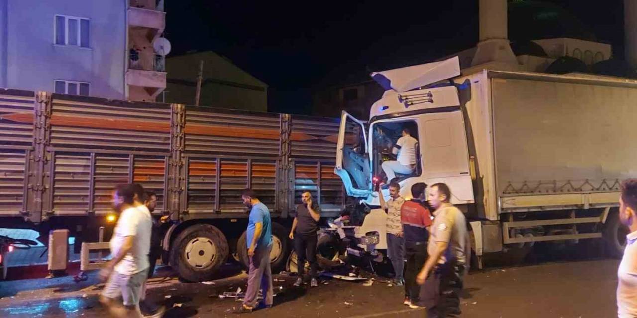 Uşak’ta Kamyon Tıra Arkadan Çarptı: 1 Yaralı