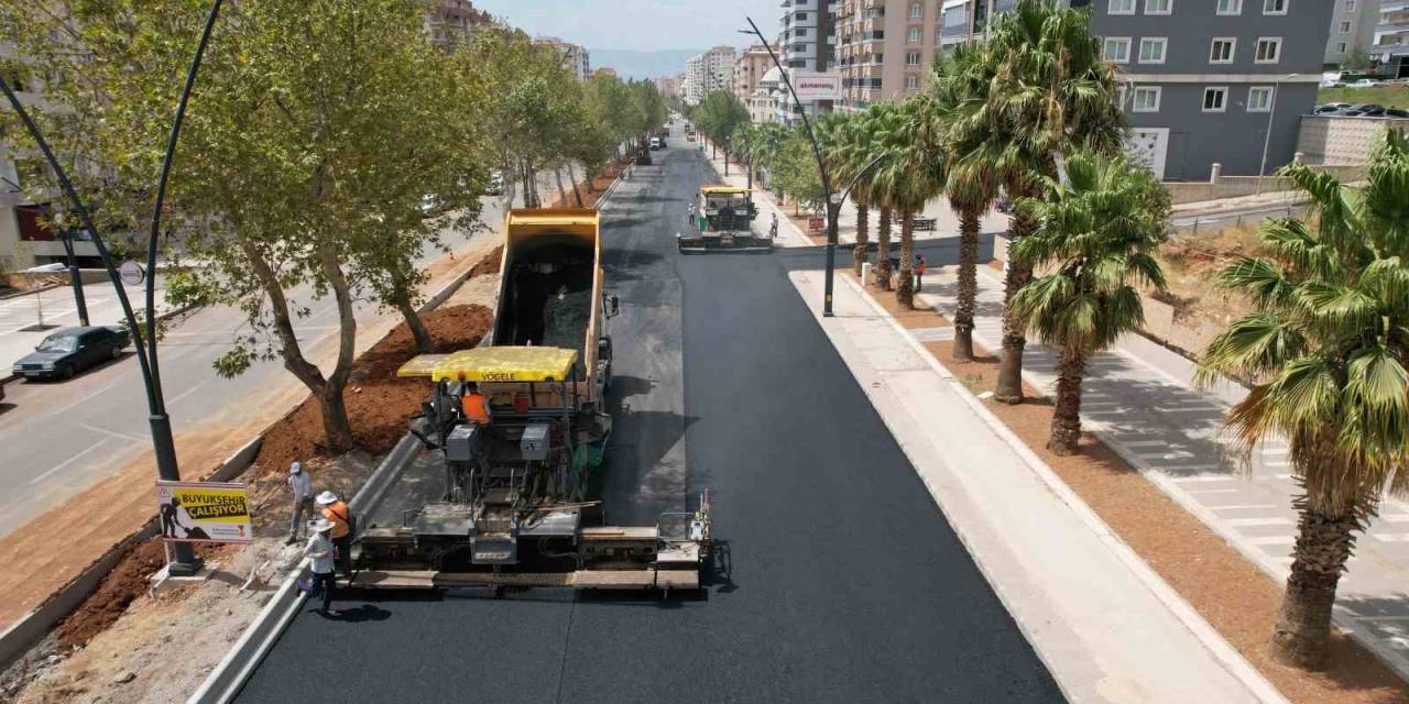 Kavurucu Sıcaklarda Asfalt İşçilerinin Zorlu Mesaisi