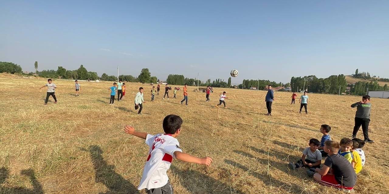 Miniklerin Tek İstediği Köylerine Halı Saha Yapılması