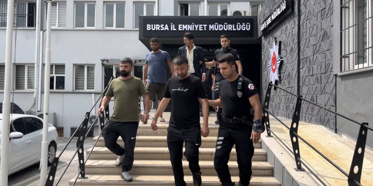 Bursa’da Polis Ekiplerinden Aranan Şahıslara Şafak Baskını: 21 Gözaltı
