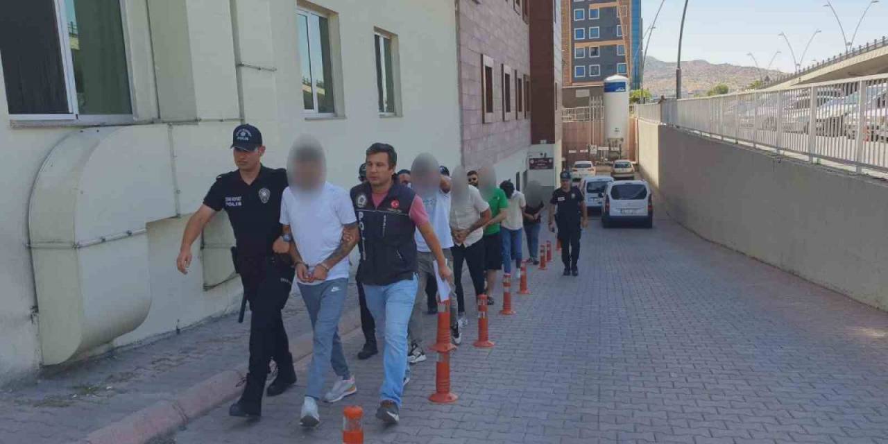 Polisten Kaçarken Kaza Yapan Uyuşturucu Tacirleri Adliyeye Sevk Edildi